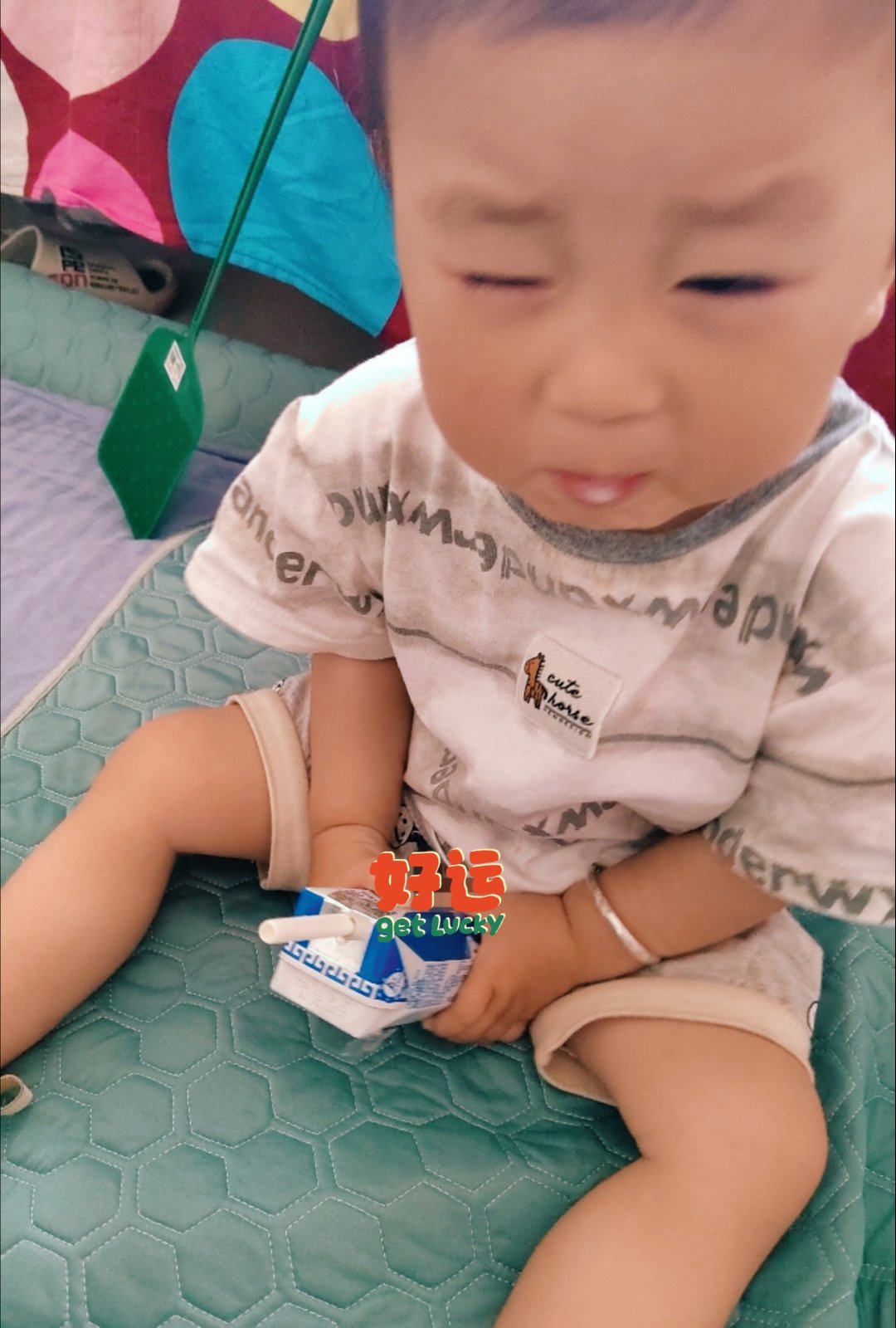 哈哈哈哈哈当人类幼崽第一次尝试喝酸奶酸味直击灵魂五官直接皱成小包子[笑cry] 