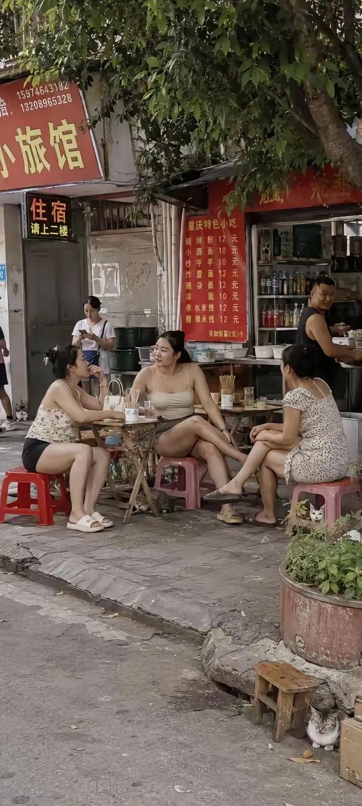 小老弟刚从麻将桌上下来，经过这里，不走了。
老板，来碗抄手…
夏天的巷口，清凉的