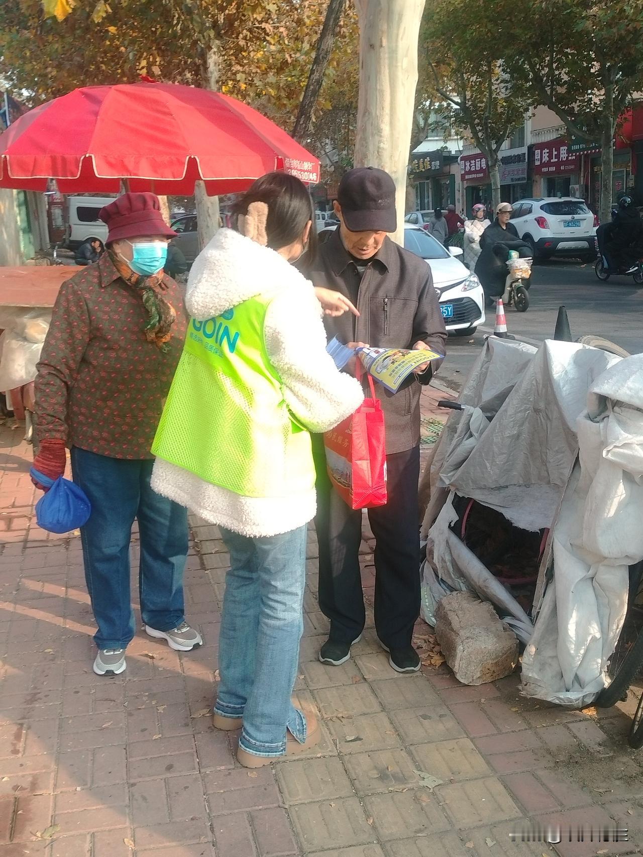 16岁的小姑娘，初中毕业没有工作，在小红书上看到小超市招聘发宣传材料的就来了，销