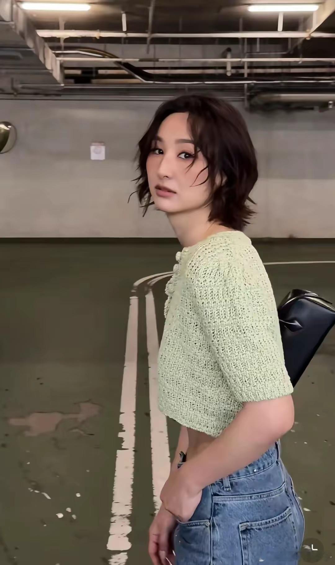 高海宁换了“短卷发”更靓了！穿绿色短针织衫搭牛仔裤，时髦减龄 ​​​
