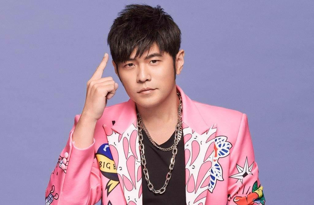 周杰伦摇身一变“网球王子”，霸气出征澳网赛场！
周杰伦近日在社交平台抛出一枚重磅