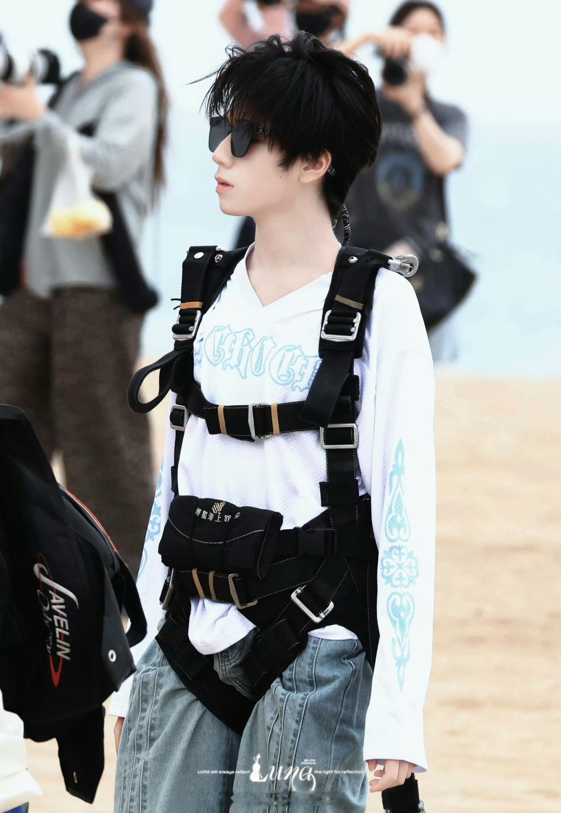 新综艺里王橹杰也跳伞了，特别棒的弟弟