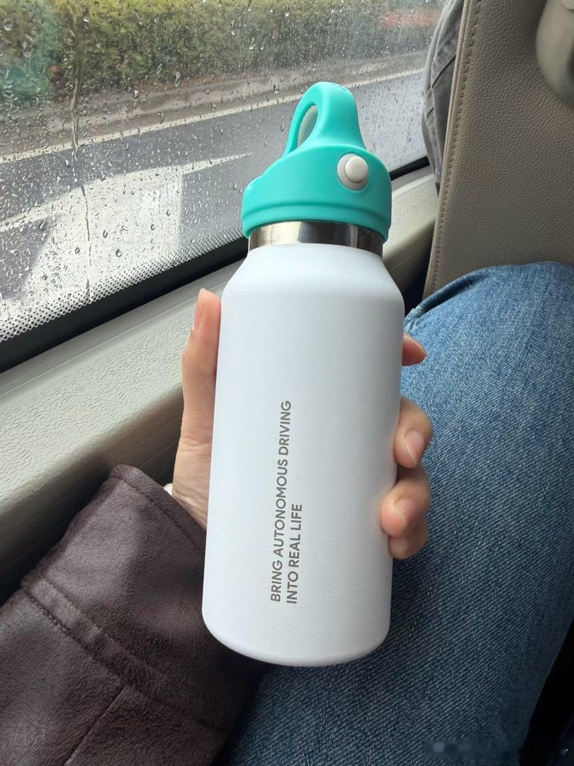 今天上海小雨，戳破了我对上海春日温暖的幻想坐在考斯特上，小手冰凉幸亏出门前泡了一