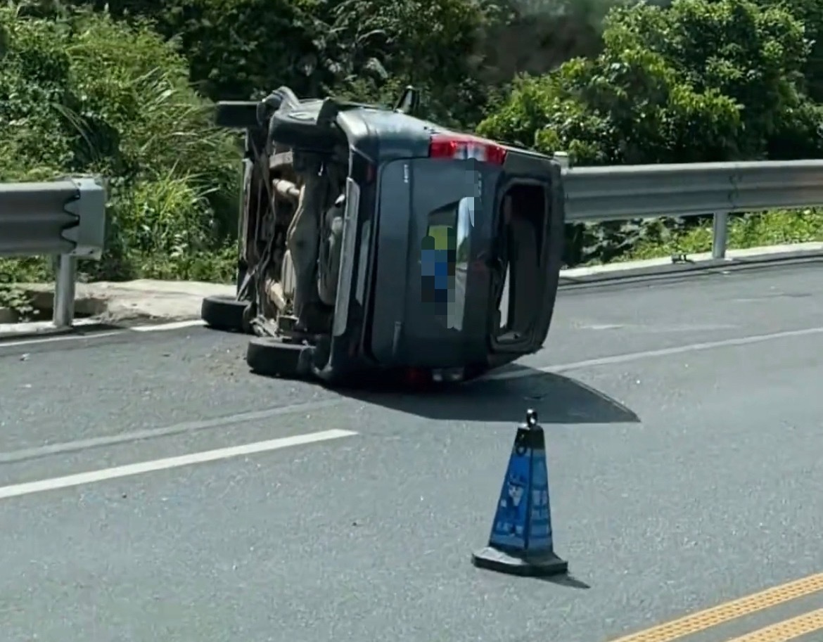 6月22日，玉林北宝路某油站路口两车碰撞致一辆侧翻，另外的一辆车受损！这条路很多