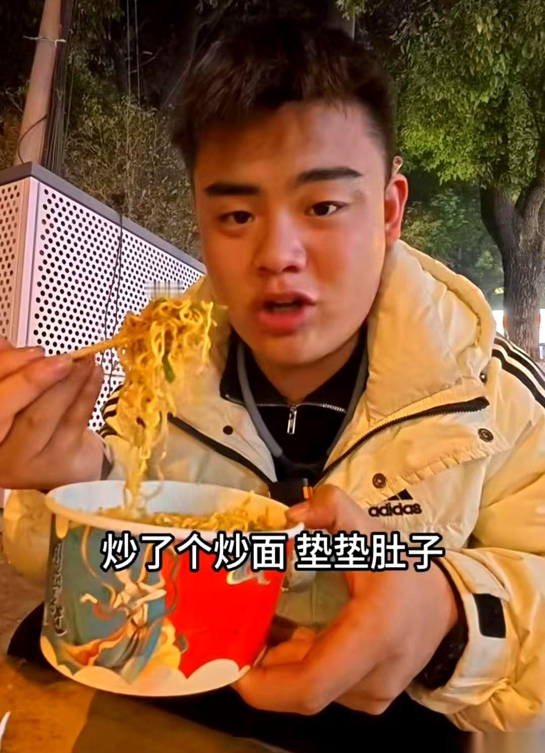 直播赚了132。
一半，66块，眼都不眨就转给了根根。
我有时候真觉得，咱们这些