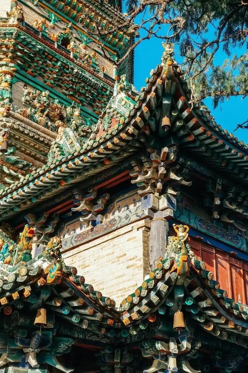 山西广胜寺，是让梁思成惊叹“其琉璃宝塔实为孤品”的建筑巅峰。飞虹塔以五彩琉璃包裹
