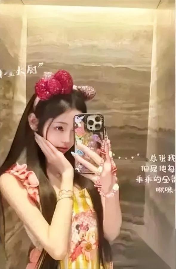 懒懒卖奢侈品了。

还是跟王思聪恋爱时收的。

可她标“全新未用”，评论区居然没