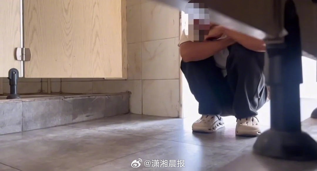 【#女子回应在公厕被流浪汉偷窥#：已解决，#当地回应女子在公厕被流浪汉偷窥#：系
