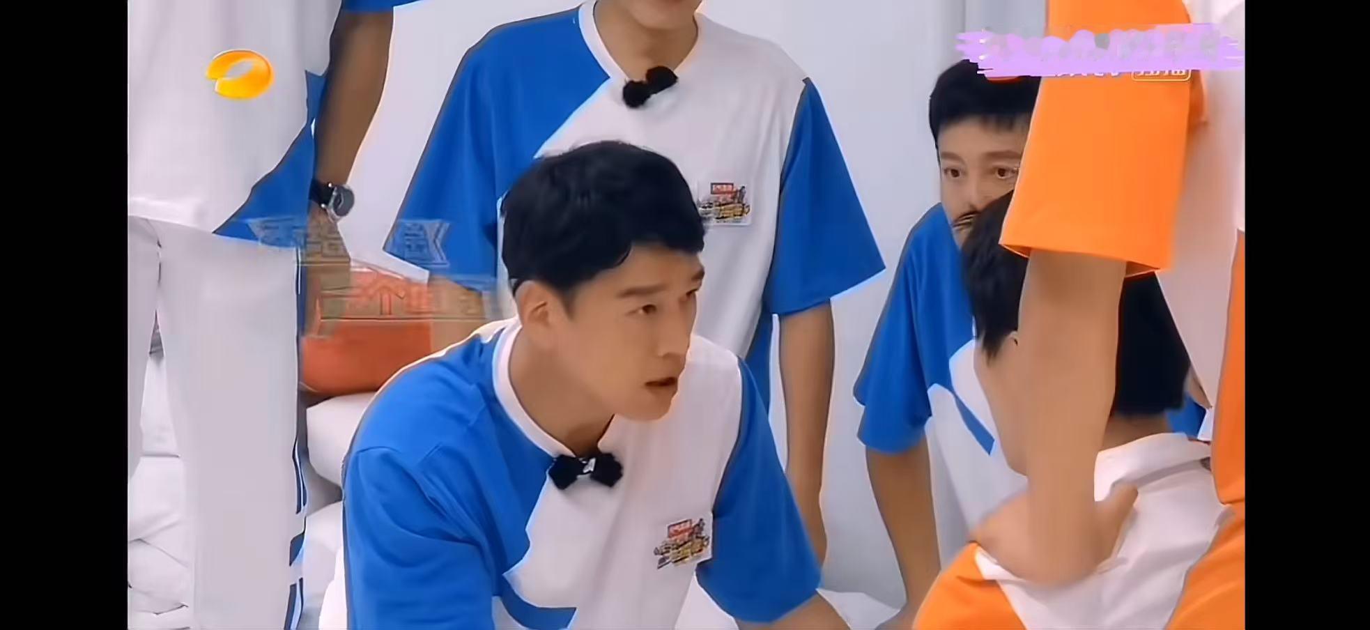 杨洋天生自带吸睛体质没人能躲过杨洋本以为杨洋是高冷系帅哥，没想到综艺里是搞笑担当