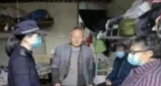 太感人了！浙江一大爷在街边卖红薯被城管抓住，去交罚款的时候就哀求工作人员能不能少