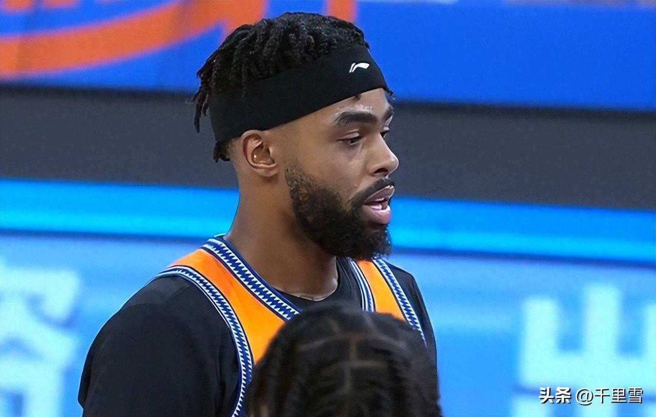 怪不得拉塞尔被NBA淘汰，从他的首秀来看，确实很水。
他虽然得了21分，但命中率