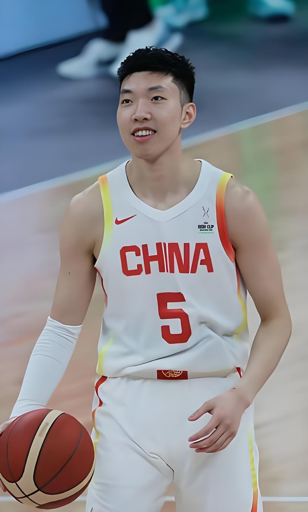 虽然中国男篮81:82只输了1分，但是看了数据之后中国男篮问题还是比较多。
1、