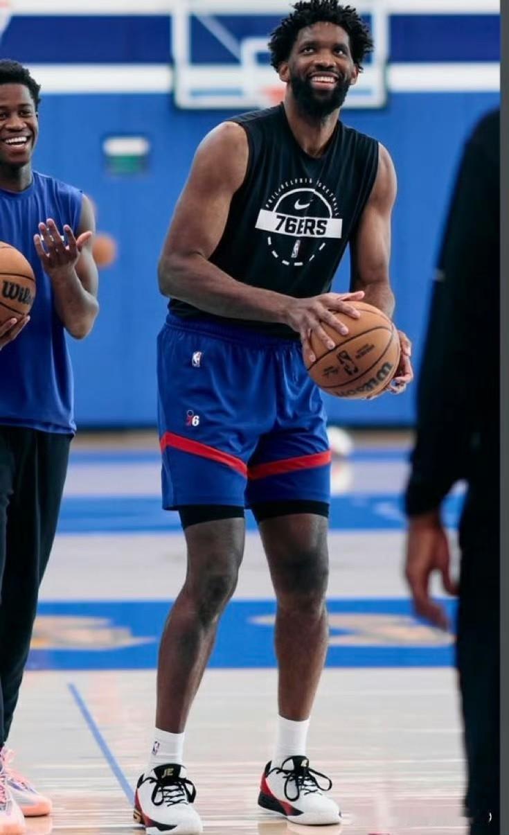 恩比德减重明显，全力冲击新赛季🏀
 
这个休赛期恩比德没有选择手术，靠减重来降