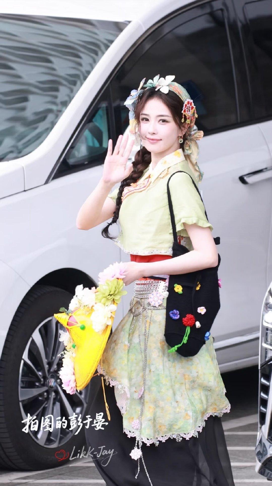 白鹿头上好多蝴蝶白鹿今天是惠安女  太美了吧 白鹿