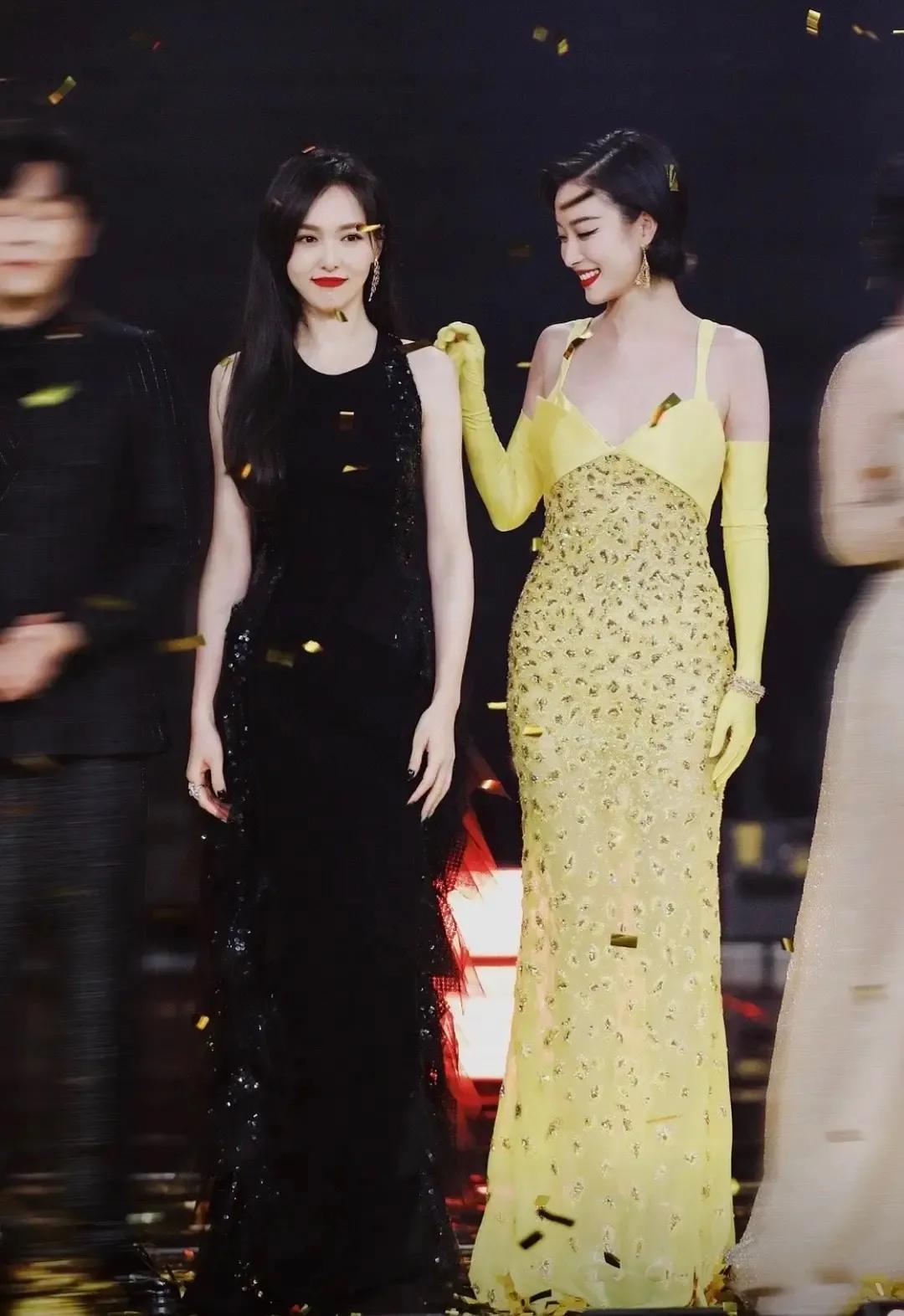 倪妮真是美到让人嫉妒，白到浑身发光，无论跟谁同框都能让对方心悦诚服，无论跟谁同台
