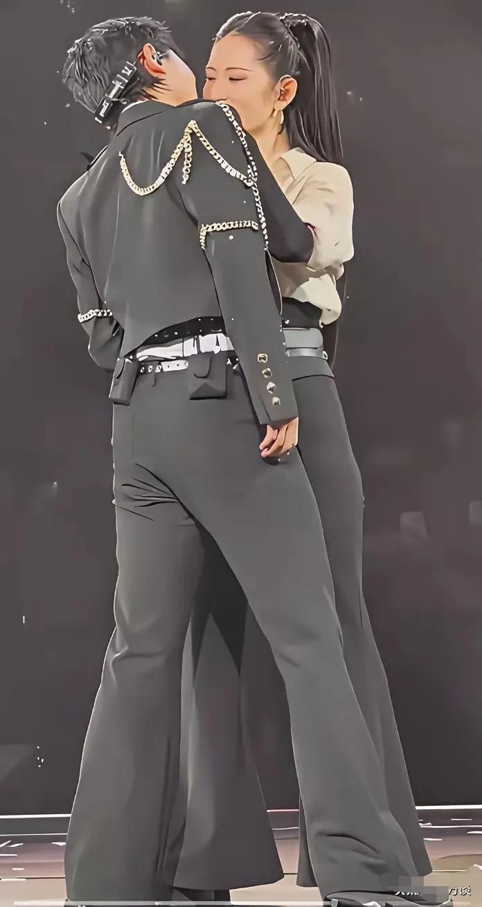 张杰和谢娜的身高差最近又被网友扒出来讨论，官方数据说张杰180，谢娜166，差1