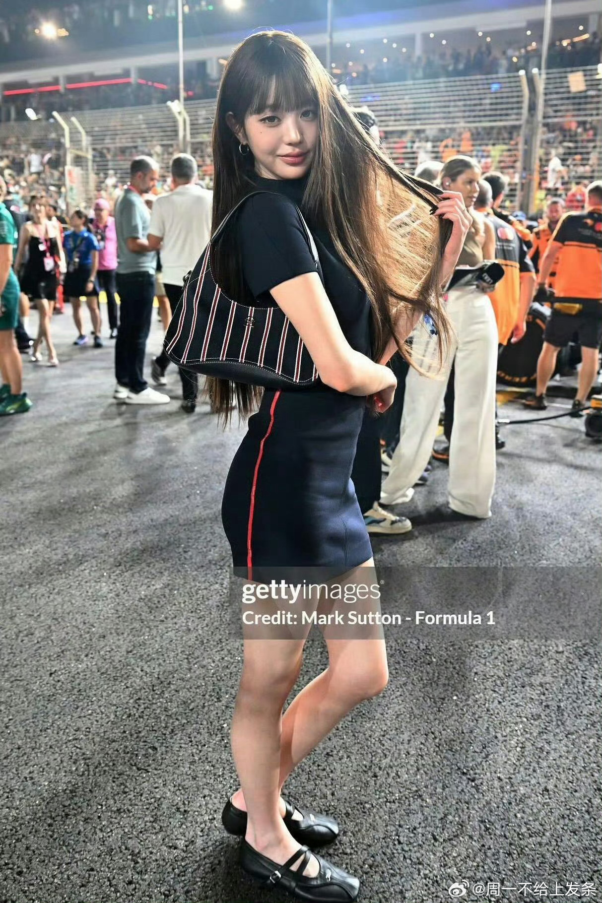 拍张元英的摄影师可以退休了我的妈，一米七五拍成一米六！网友玩梗喊摄影师退休，看似