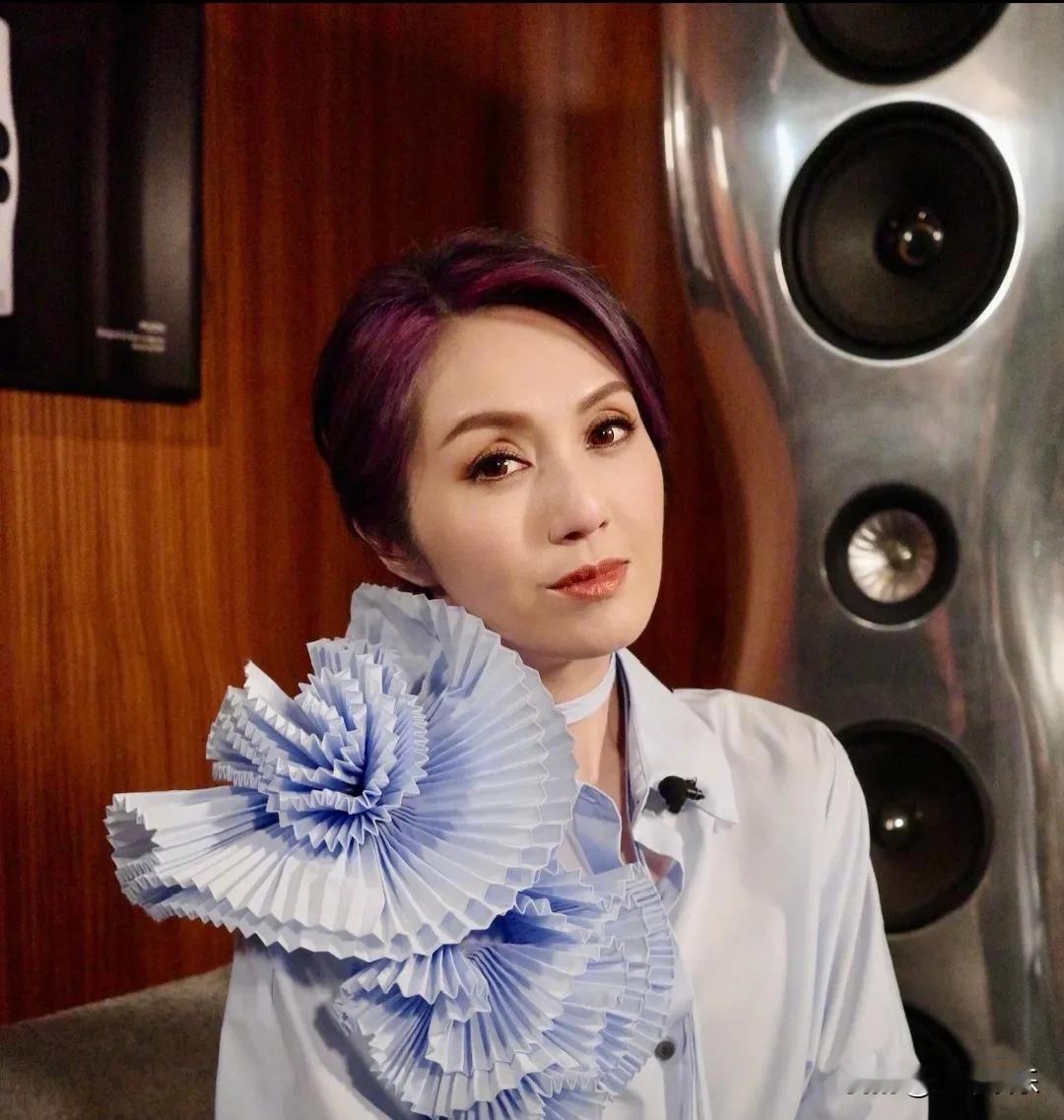 杨千嬅，妈妈婆婆罕见同框！

5月10号凌晨两点多，当大多数人都已经进入梦乡的时