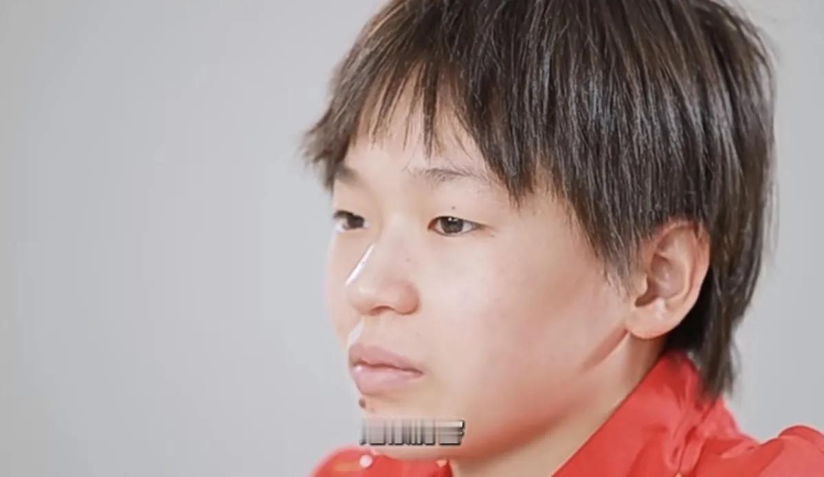 全红婵接受采访中夸赞陈若琳教练很厉害，说：“她很厉害，拿了5块奥运金牌，然后也特