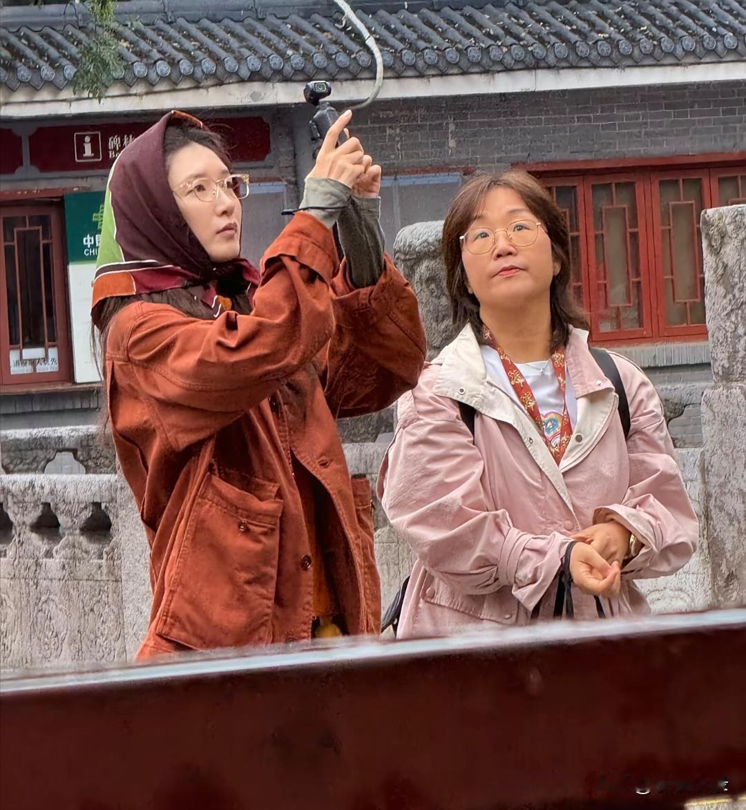 39岁江疏影在西安旅游被偶遇，她穿着防水外套，脸部纯素颜，身材好苗条，两条腿又细