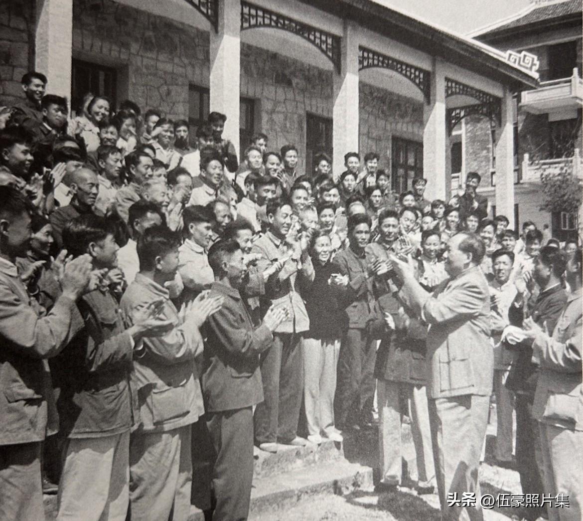 1965年5月，毛泽东回到井冈山，同来自茅坪、茨坪、大小五井、拿山、罗浮的革命老