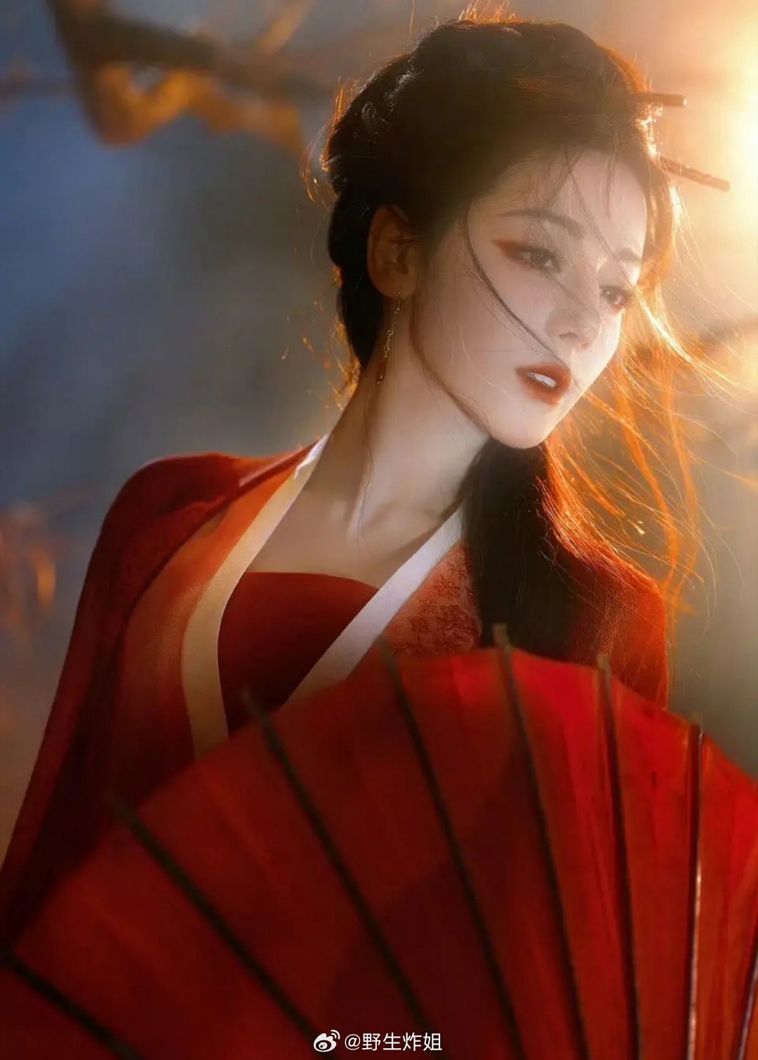 来欣赏一下正常妆容下 迪丽热巴的美貌吧 