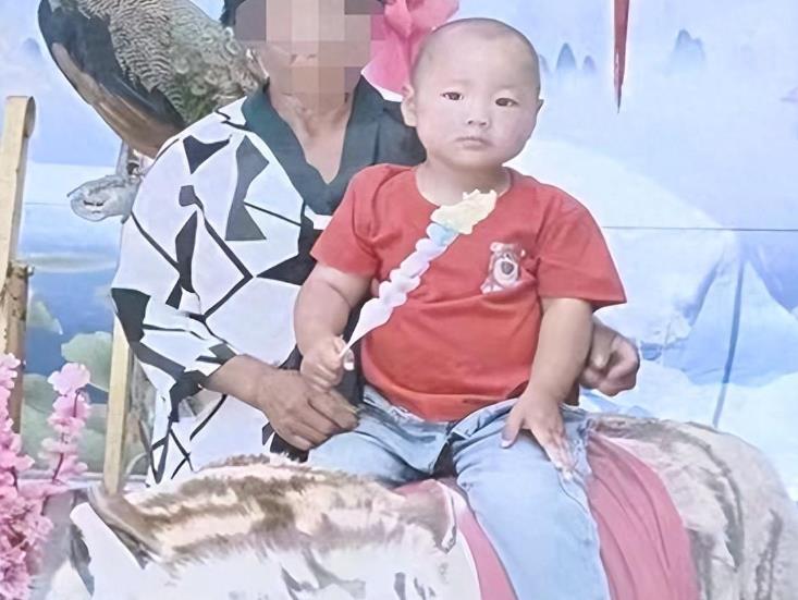 甘肃2岁半女童在家门口走失8天，事发时爷爷奶奶在吃饭、喂猪，家属：怀疑是被人拐走
