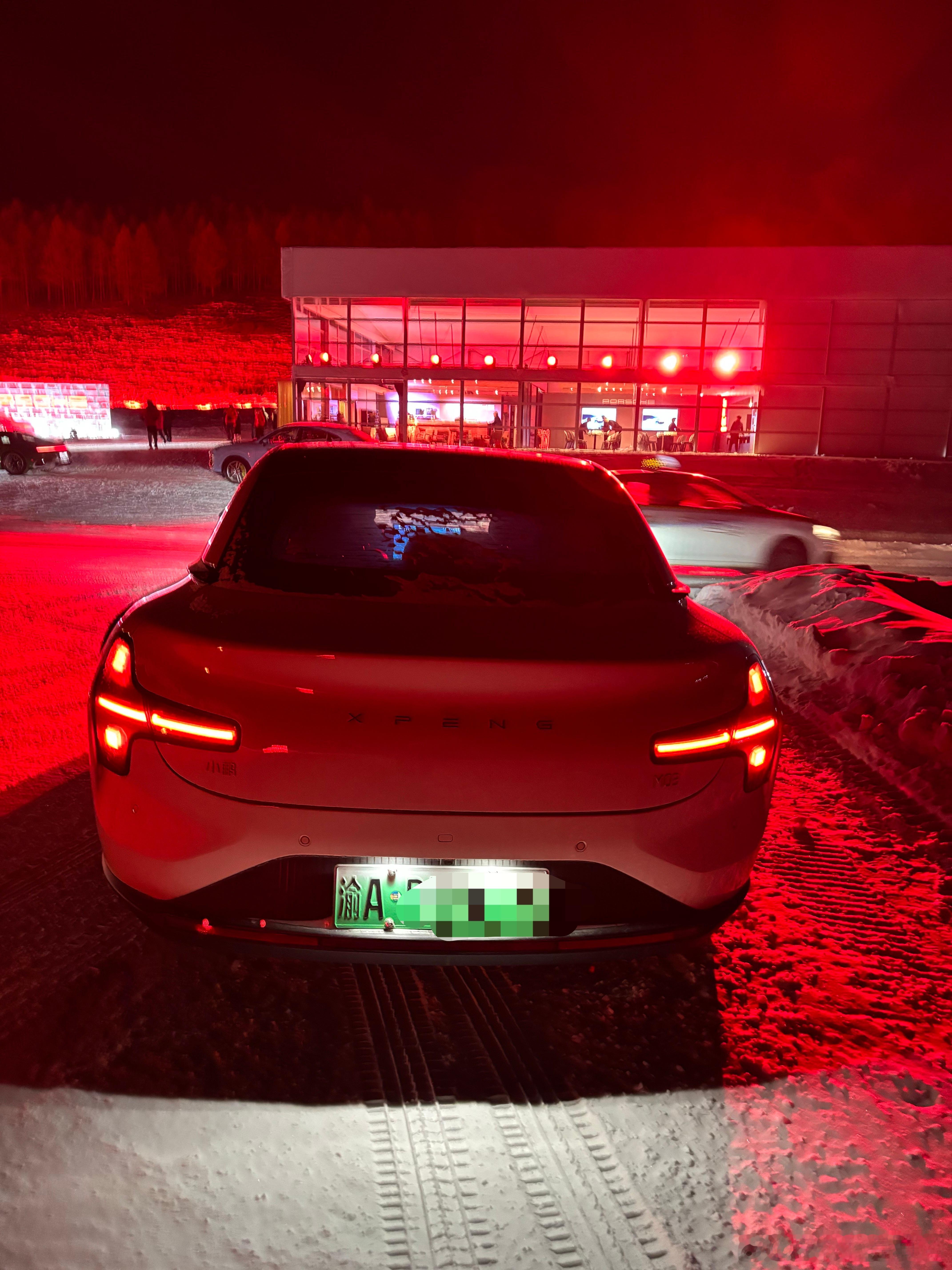 很难想象，在零下30度的牙克石，竟然看到了一辆小鹏MONA 03，而且是成都牌照