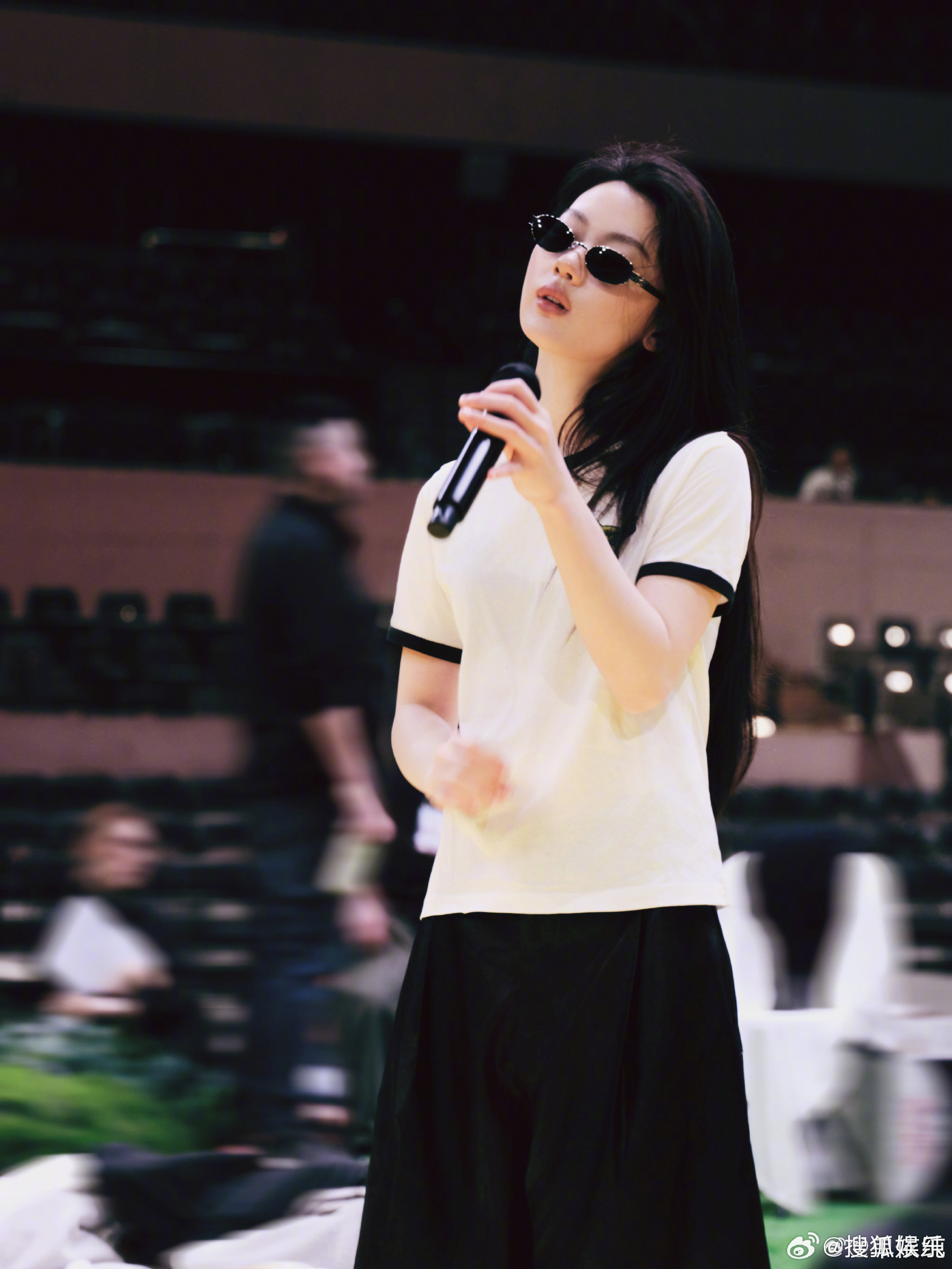 人民日报谈李荣浩单依纯版权风波 人民日报全文中提到，“先侵权后致歉”不该成为文艺