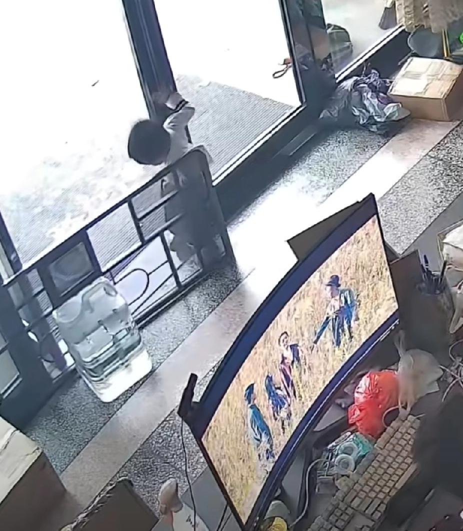 为了娃，每一个妈妈都能成为奥运冠军！11月3日，广东一萌娃趁爸妈不注意偷摸溜出门