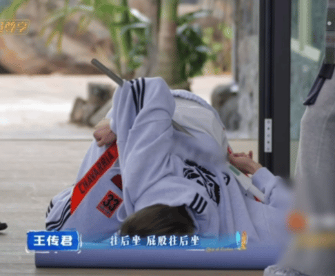 王鹤棣这游戏非玩不可吗亲爱的客栈 被王鹤棣玩游戏的样子笑到捶桌！这游戏真的非玩不