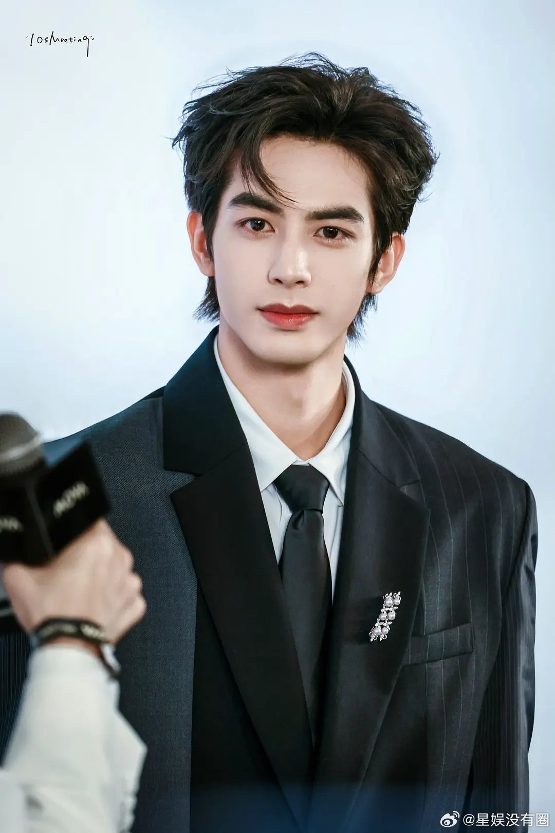 今日mova活动站姐出图宋威龙咋样啊网友吐槽，这不小张凌赫嘛？人家流量好的时候就