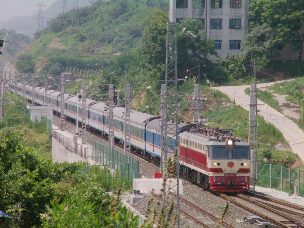 2011年7月，重庆开往北京西的T10次列车在重庆枢纽内改走歌乐山方向的线路，那
