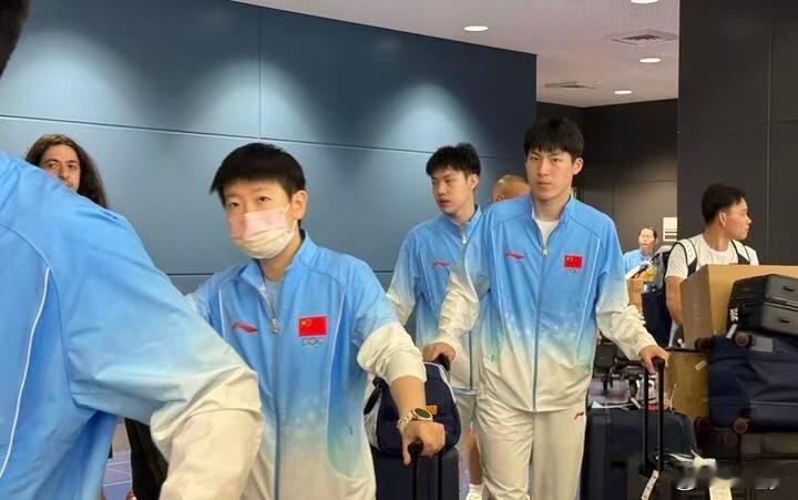 漫长通勤消耗大量体能，队员们依旧保质保量完成每一次训练任务。孙颖莎终于训练上了国