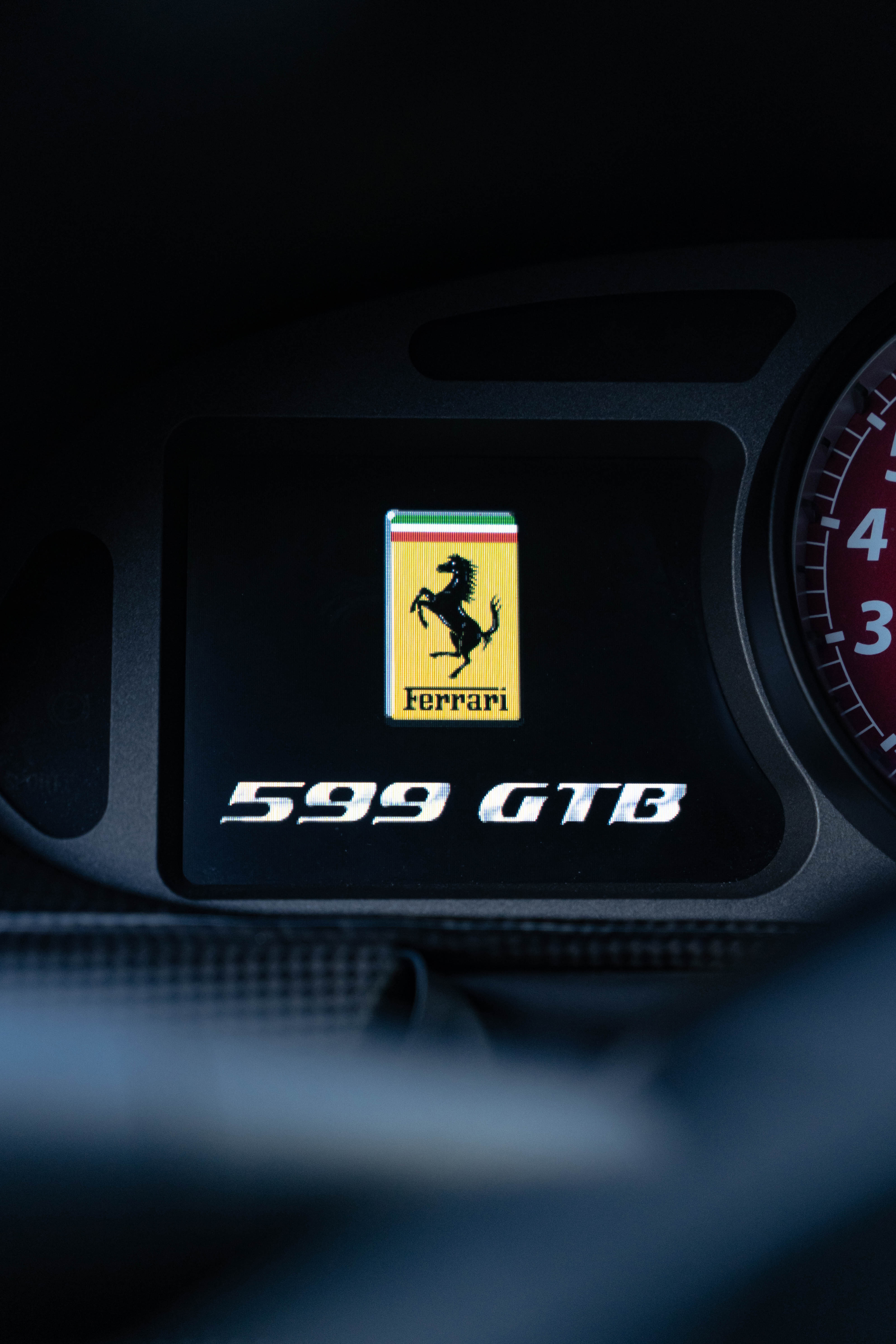 看我给你们弄了个什么好玩意：F12他爹 812他爷 12C他太爷法拉利 599G