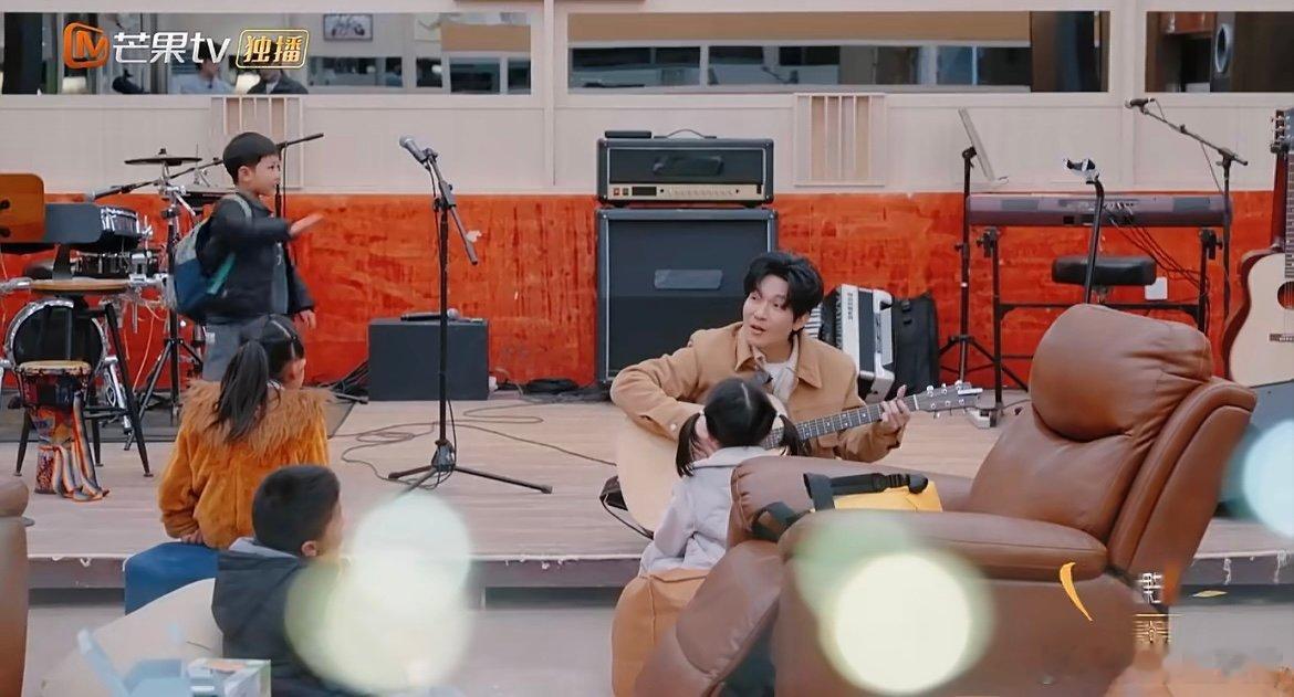 陈楚生画画合唱心都被净化了 谁能拒绝温柔的陈楚生和奶萌小朋友的合唱！边画画边唱《