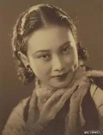 1946年，一代美人胡蝶被按在床上，戴笠撕扯着她的旗袍：“想你丈夫孩子平安，就乖