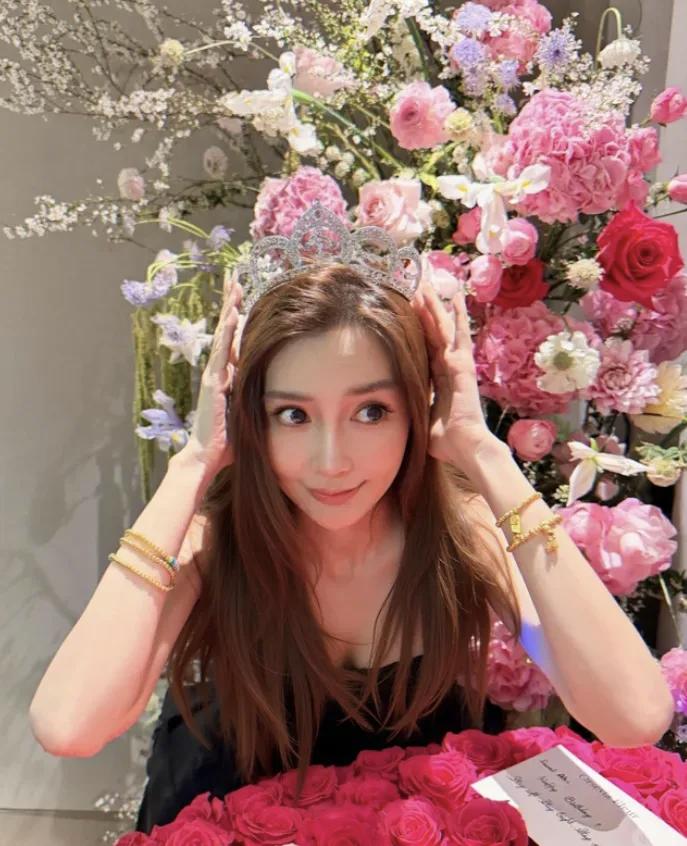 和黄晓明离婚四年，已经没有顶流的光环。

前两天，杨颖迎来37岁生日，晒出的主题