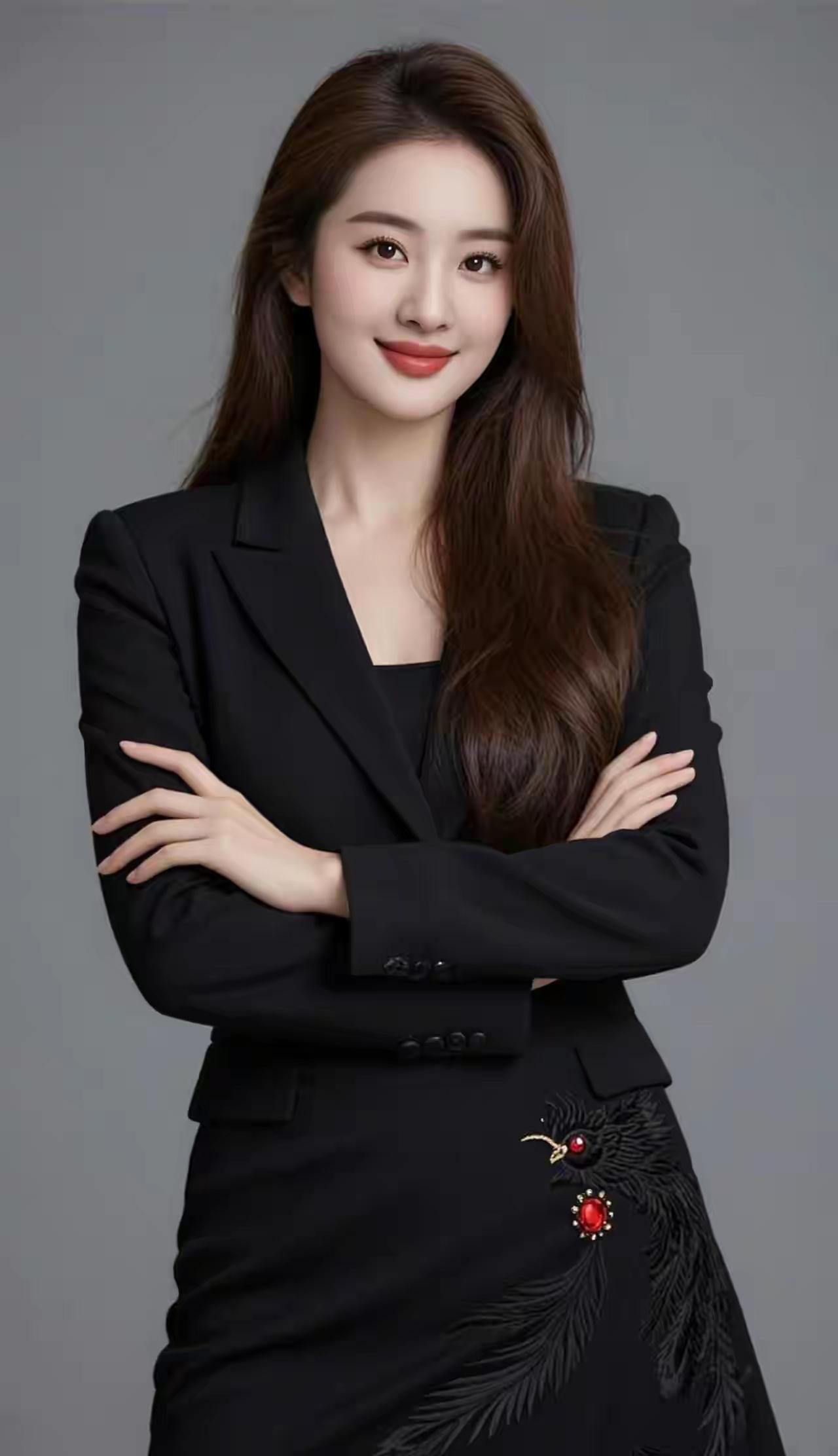 职场女强人，自信满满，黑色西装搭配红色胸针，气场十足！💼💄💍