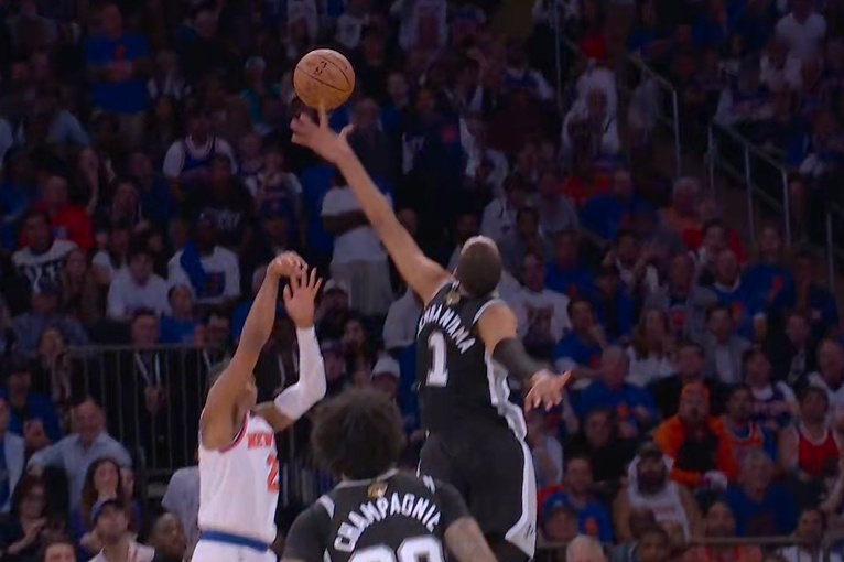 离谱！！！麦克布莱德这种大后仰三分都能冒到！马刺vs尼克斯nba总决赛