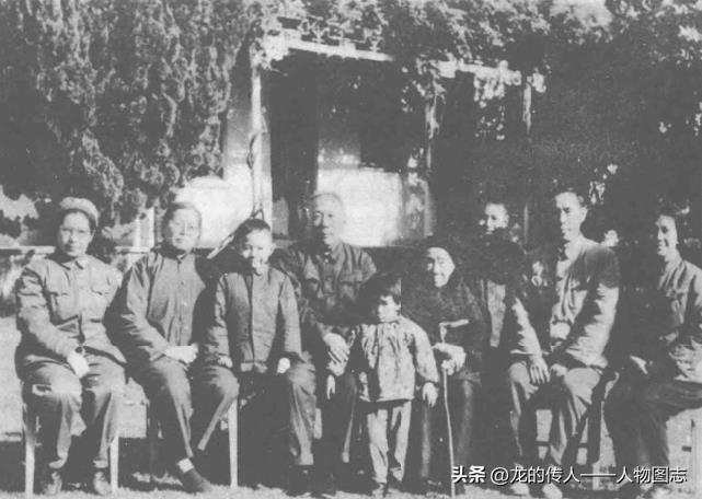 1974年10月，伍修权(左四)偕夫人徐和(左二)回武汉探母时与母亲及七弟一家合