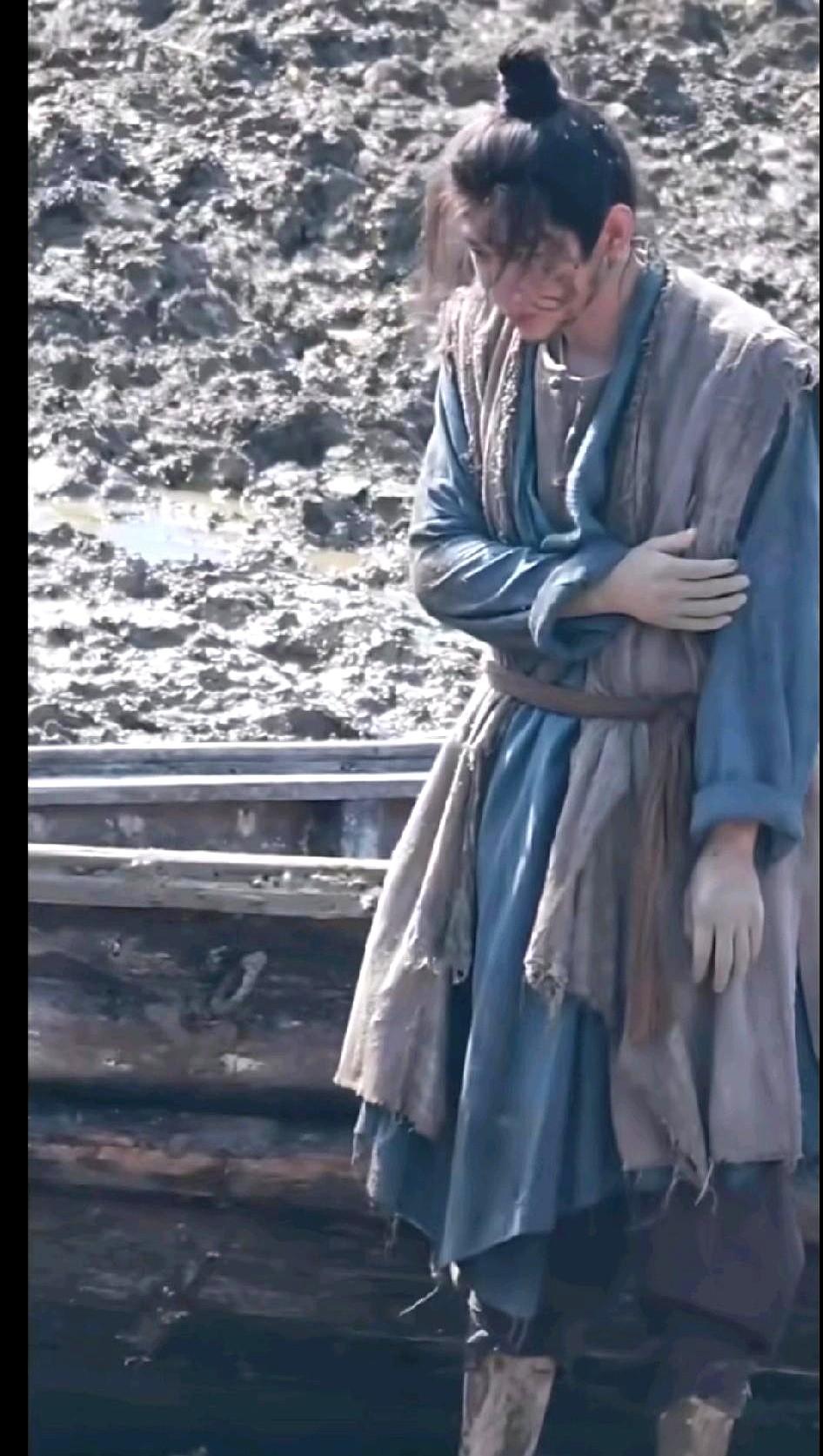 有人说他是“戏混子”，这无疑是最荒唐的。

与其说他混，不如叫他“戏疯子”——每