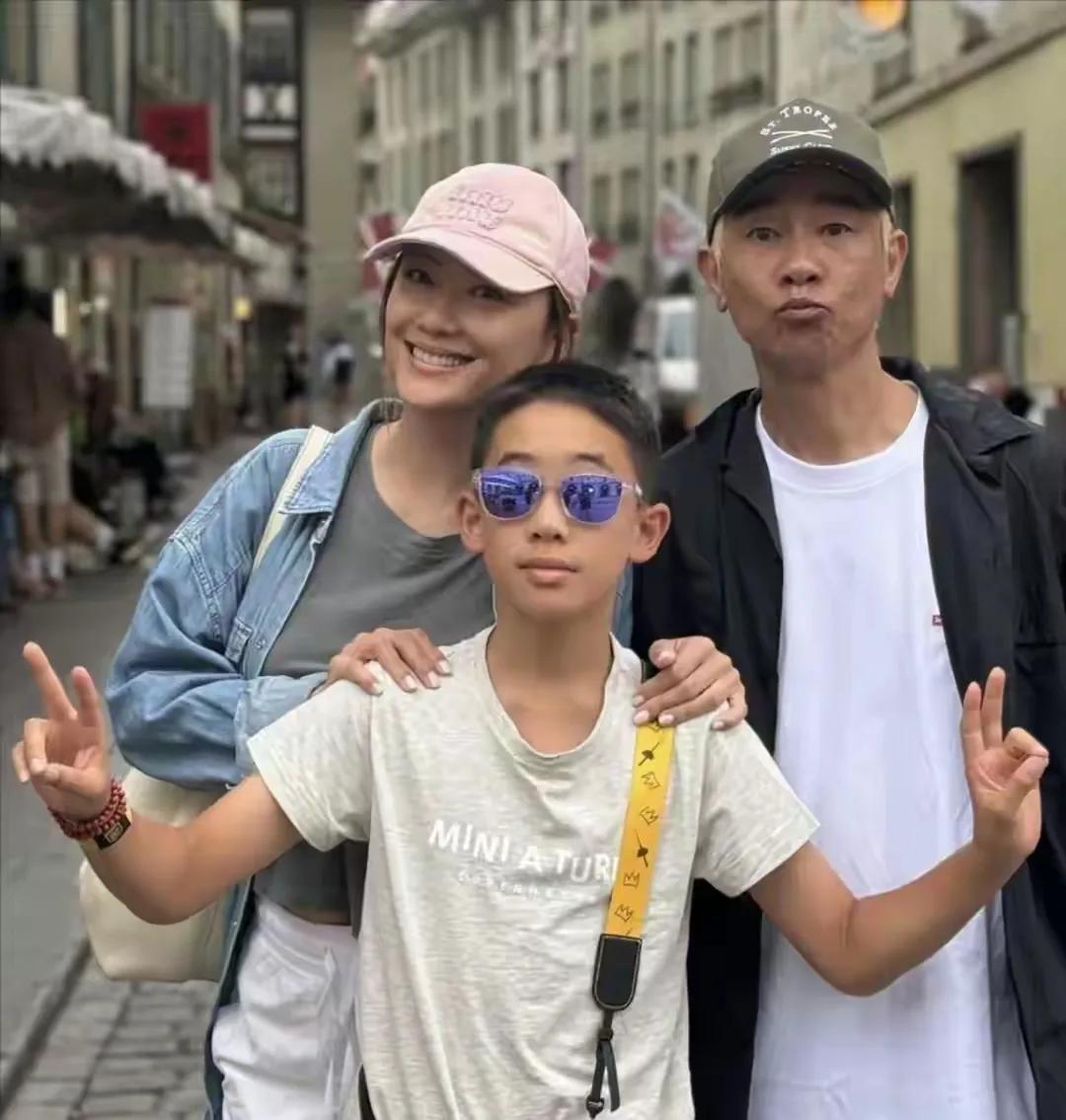 陈小春应采儿一家三口同框

有人说，香港一代巨星候补陈皓延，简直就是山鸡小时候的