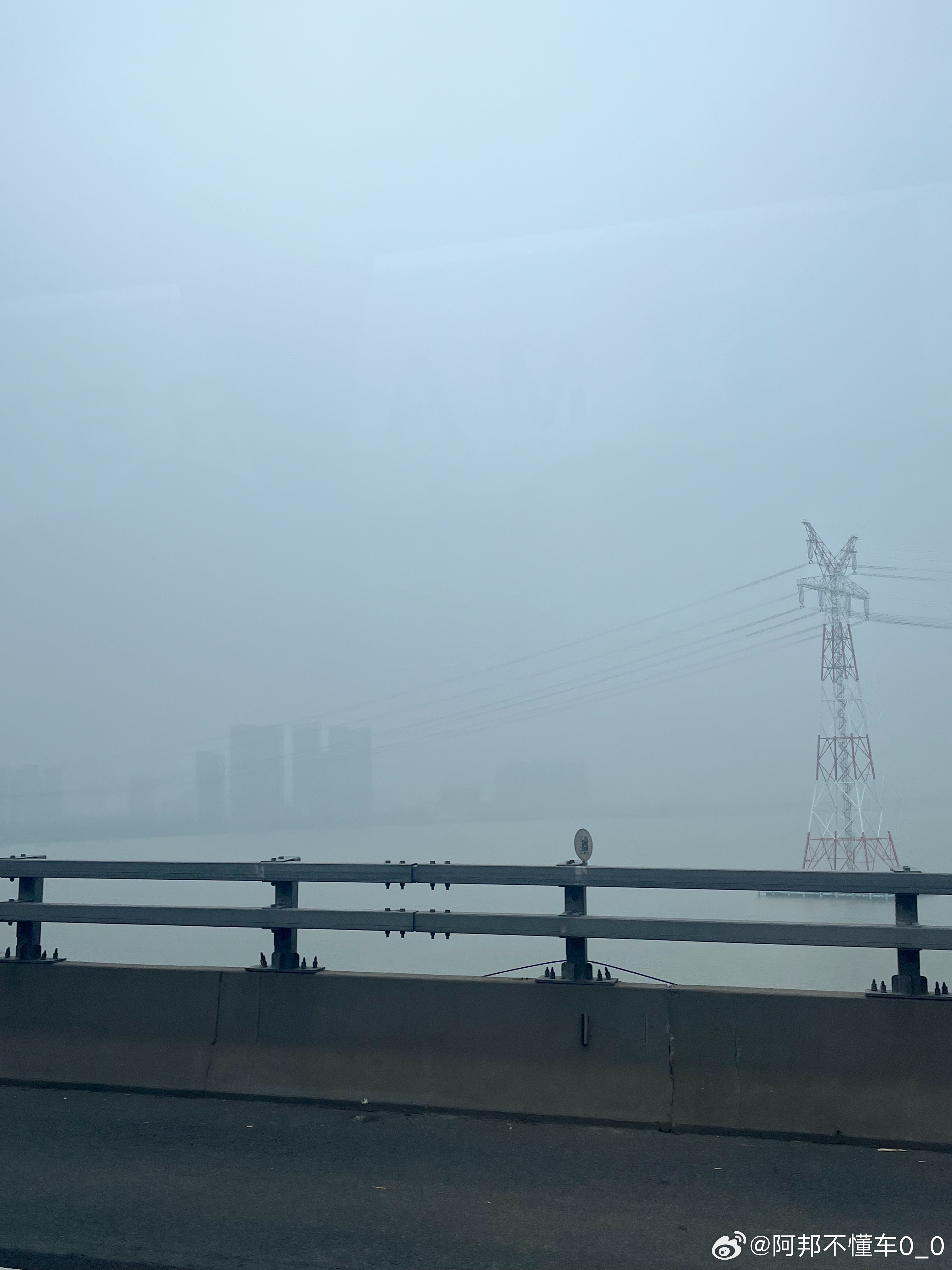 杭州的大雾，吸惯了北方的雾霾，这南方色雾还挺清爽。（鼻炎患者表示很Nice） 杭