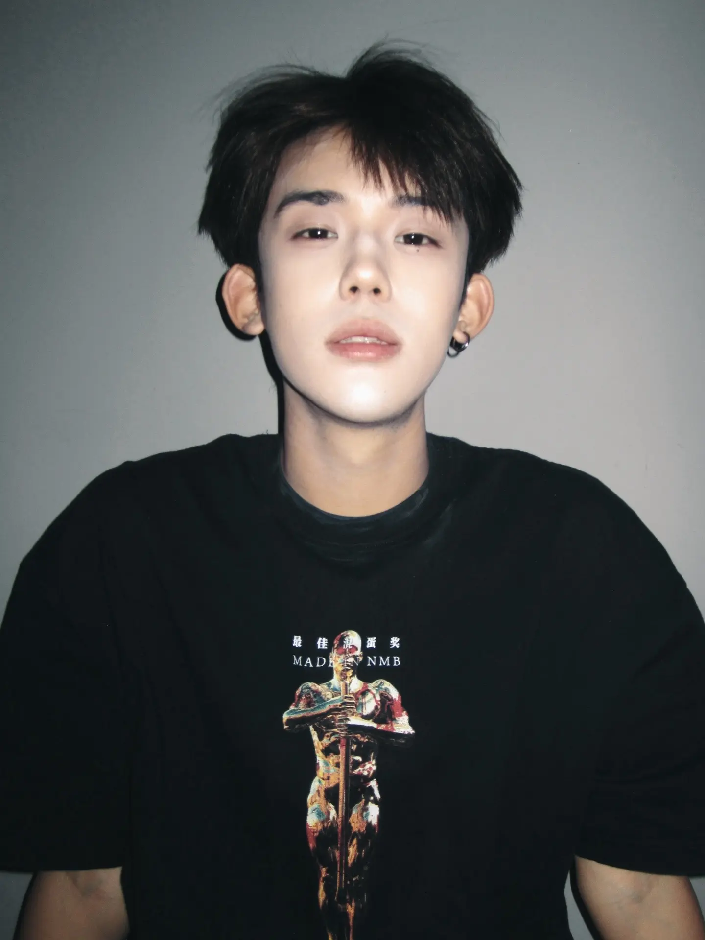 能从暴雨中走出来的 靠的从来不是伞