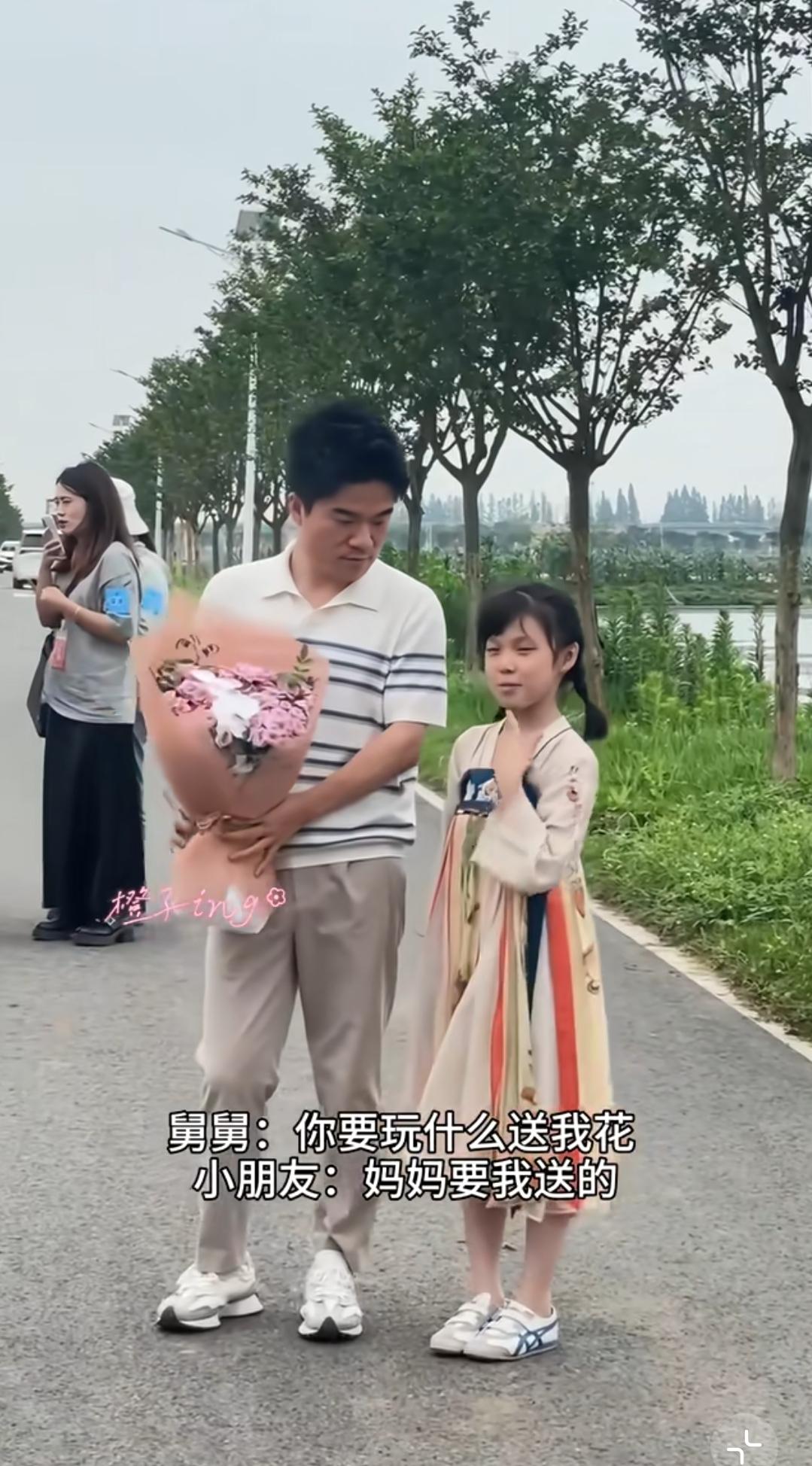 笑不活了！舅舅不认识外甥女的妈妈
一小女孩给董宇辉送花，高喊舅舅
董宇辉问你妈妈