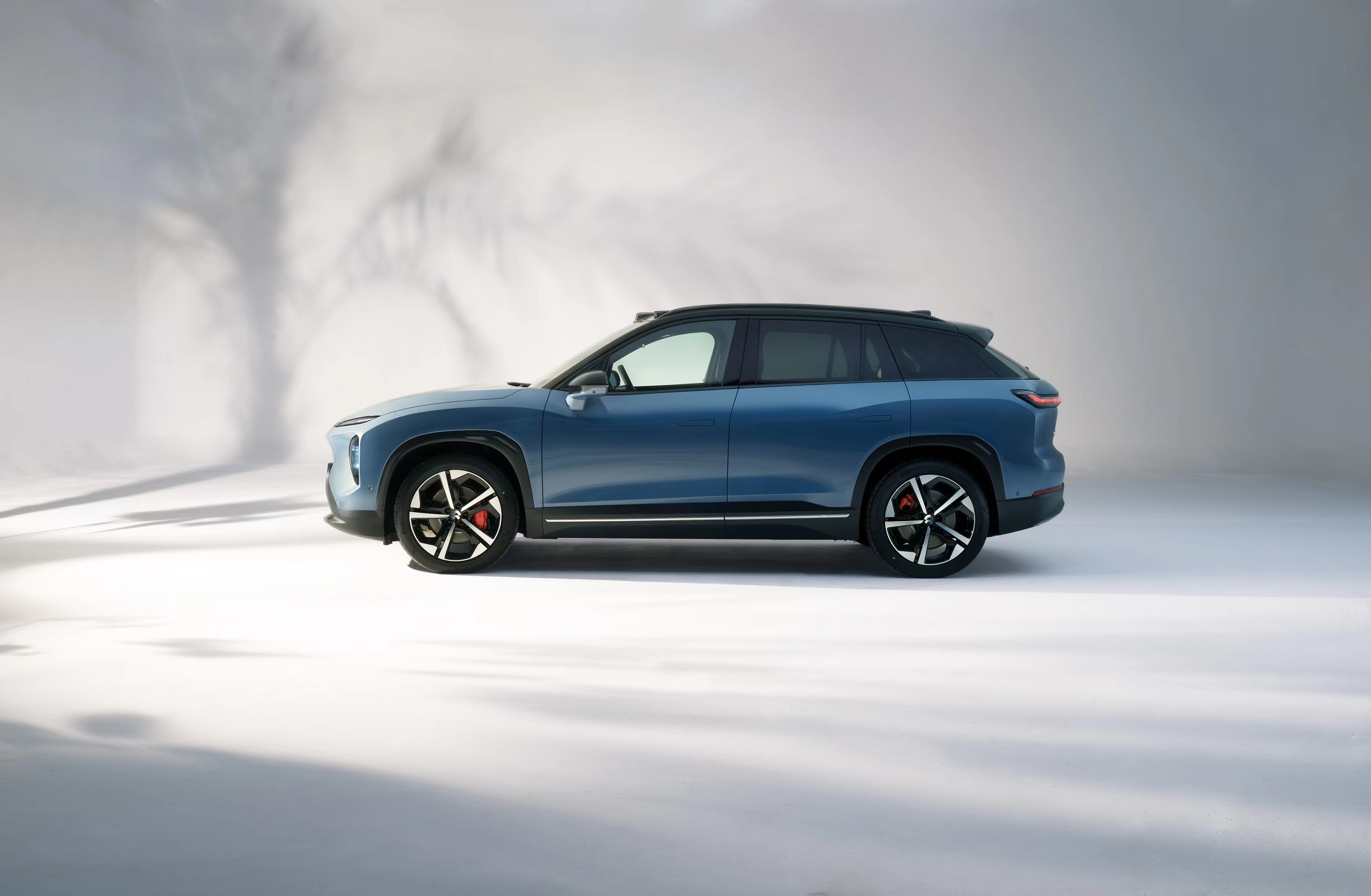 全新蔚来ES7今年三季度就会开始交付，尺寸很大，可能不比ES8小多少回过头来看看