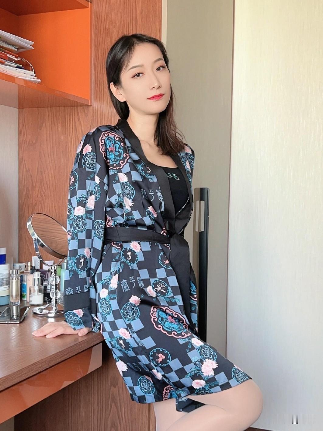结束了一天的忙碌，终于可以卸下疲惫，换上我最爱的那套睡袍，享受属于自己的静谧时光
