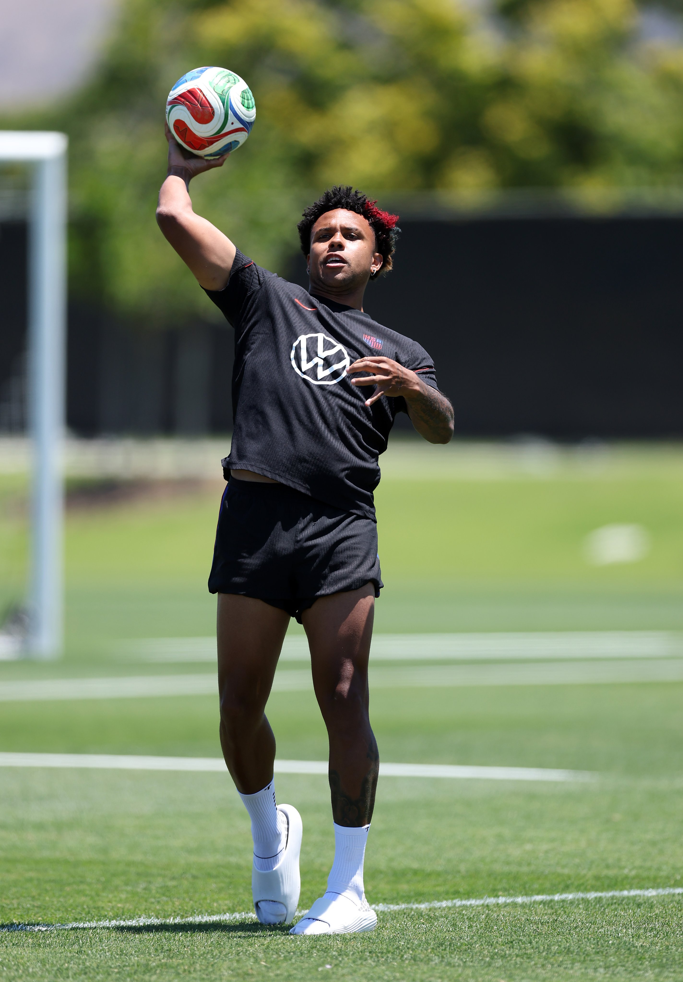 回到美国，麦肯尼当然要打一打……美式足球! 😉🏈意甲联赛💎我们是Calci