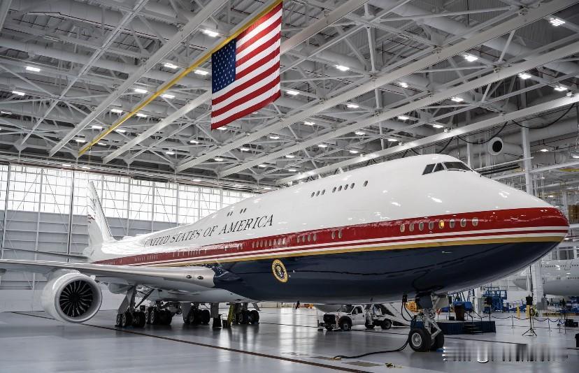 美国总统特朗普迎来了新旧交替的座驾历史时刻，老的空军一号747-200总统专机在